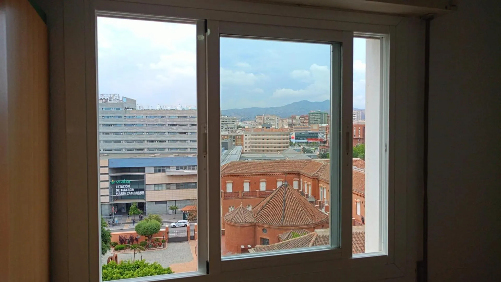 Habitacion Privada Centro Malaga Cerca Tren Maria Zambrano Y Playa Muy Buena Conexion Wifi Homestay